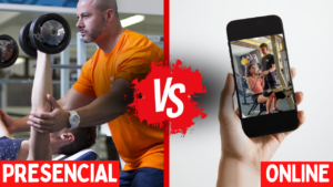 Comparativo entre um personal trainer presencial e um personal trainer online. Do lado esquerdo um homem forte de camiseta laranja ajudando um aluno no exercício de supino, do lado direiro, uma mão segunrando um celular com a imagem de um personal trainer conversando com sua aluna na academia.